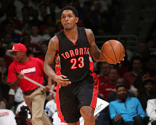 前锋单场双响，全场瞩目（前锋梅开二度，全场焦点）