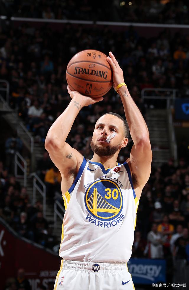 足球队员饮食与恢复计划（足球运动员营养与恢复方案）