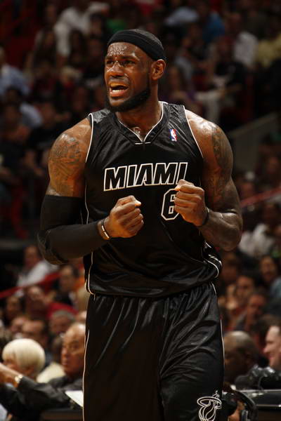 TA：勒沃库森的防守坚如磐石，曼城两侧防线存在巨大漏洞（TA：勒沃库森铁壁森严，曼城边路防线漏洞百出）